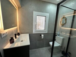 Shower, hair dryer, towels - Beautiful house with an infinity pool and sea view (Roses)