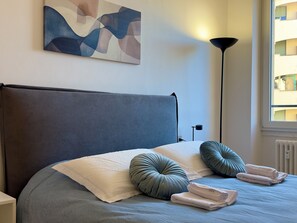 WiFi, bed sheets - Modern two-room apartment central borfuro kitchen living room design (Bergamo)
