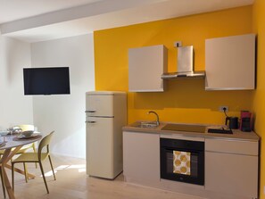 Frigorifero, forno, piano cottura, pentole/stoviglie/utensili