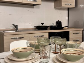 Réfrigérateur, four à micro-ondes, un four, surface de cuisson