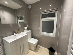 Douche, sèche-cheveux, serviettes fournies