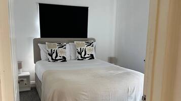 2 bedrooms, iron/ironing board, internet, bed sheets
