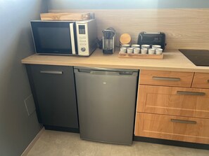 Fridge, microwave, oven, stovetop - Guest house near EUROPA PARK (Friesenheim)