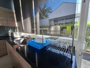 Refrigerador, horno y utensilios de cocina 