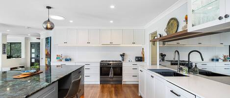 Réfrigérateur, four à micro-ondes