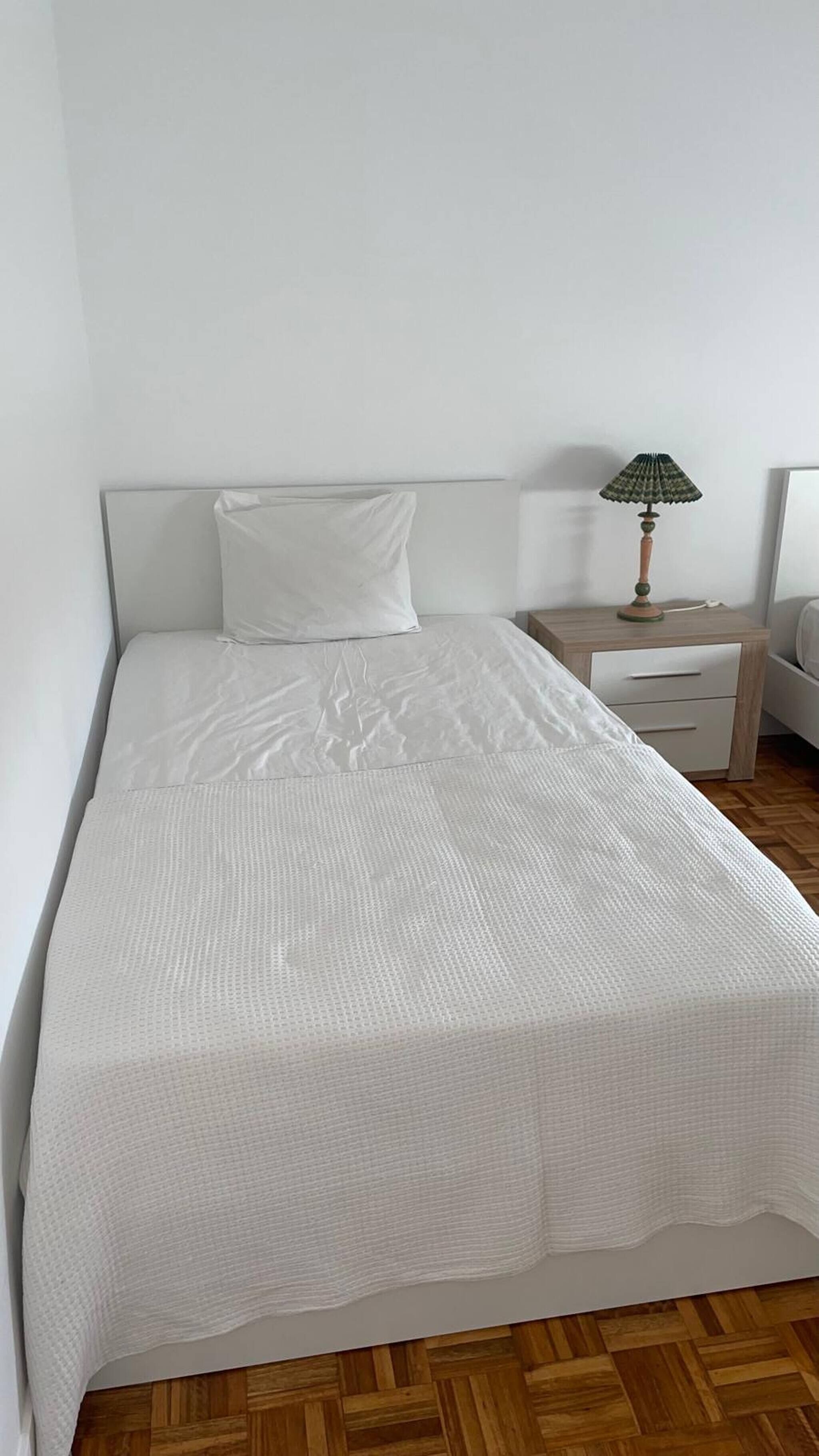 Iron/ironing board, internet, bed sheets