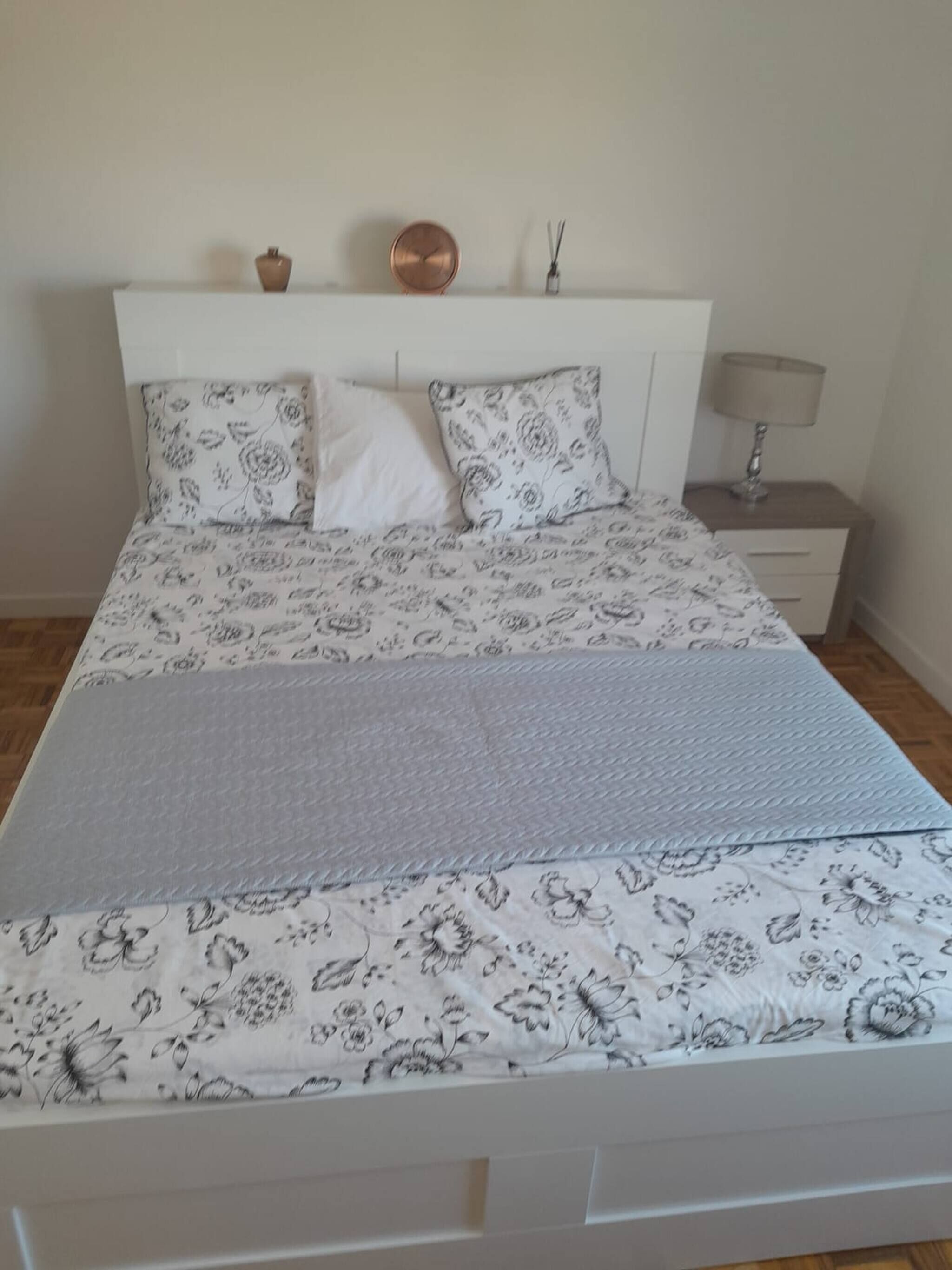 Tabla de planchar con plancha, internet y ropa de cama 