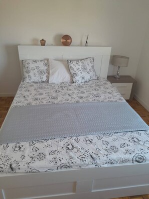 Tabla de planchar con plancha, internet y ropa de cama 