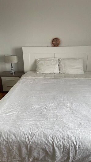 3 habitaciones, tabla de planchar con plancha, internet y ropa de cama 