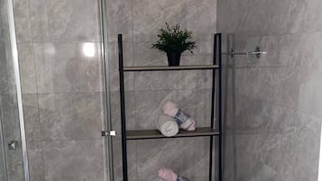 Douche, sèche-cheveux