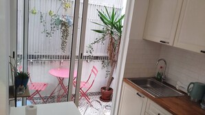 Kahvin-/teenkeitin, jääkaappi, mikroaaltouuni, uuni