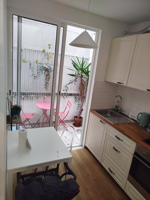 Fridge, microwave, oven, coffee/tea maker - Cozy Lisbon Retreat in the Heart of the City (Lisboa)