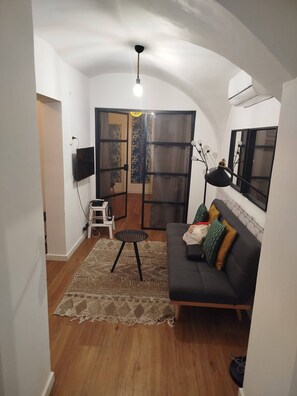 TV - Cozy Lisbon Retreat in the Heart of the City (Lisboa)
