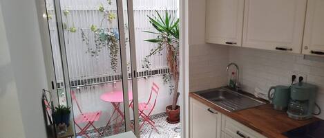 Jääkaappi, mikroaaltouuni, uuni, kahvin-/teenkeitin