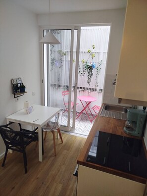 Fridge, microwave, oven, coffee/tea maker - Cozy Lisbon Retreat in the Heart of the City (Lisboa)