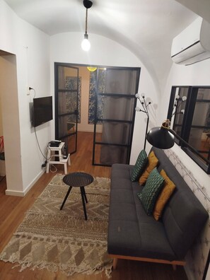 TV - Cozy Lisbon Retreat in the Heart of the City (Lisboa)