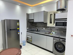 Kühlschrank, Mikrowelle, Herdplatte