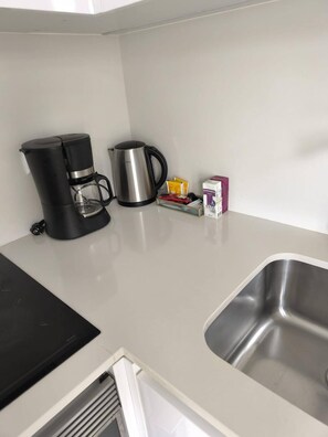 冷蔵庫、電子レンジ、オーブン、コンロ