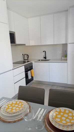 Fridge, microwave, oven, stovetop - Morden Spacious Apartment (Entroncamento)