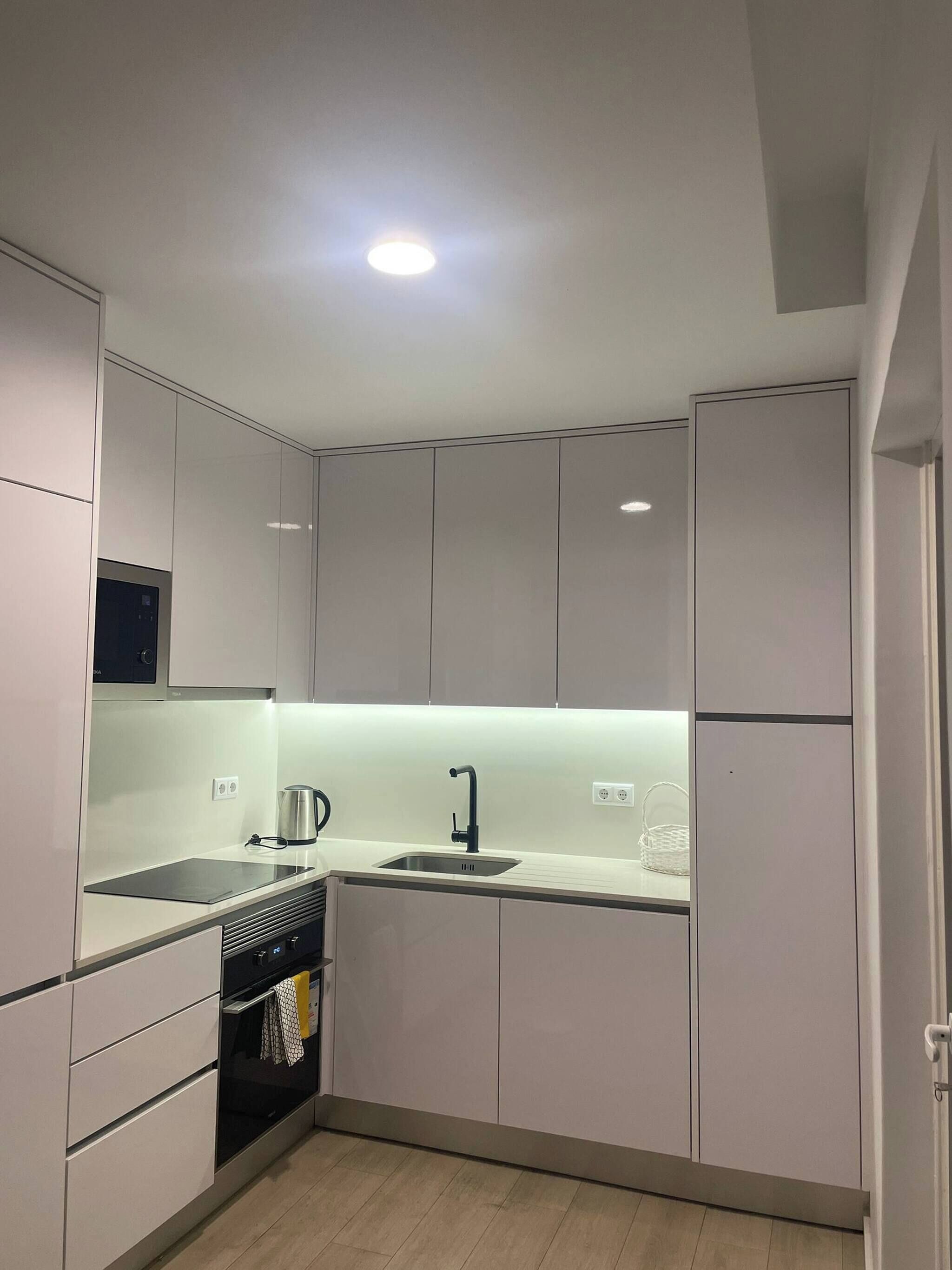 Kjøleskap, mikrobølgeovn, ovn og kokeplater