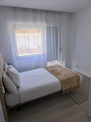 2 bedrooms, iron/ironing board, internet, bed sheets
