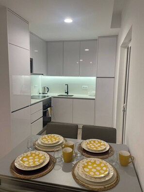 冷蔵庫、電子レンジ、オーブン、コンロ