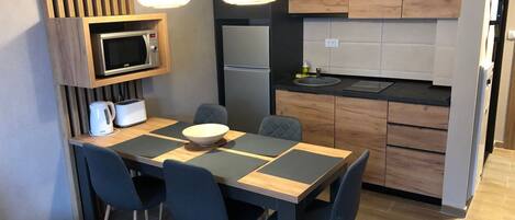 Kühlschrank, Mikrowelle, Geschirrspüler, Kochgeschirr/Geschirr/Besteck