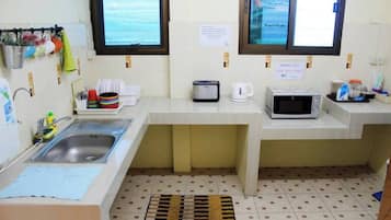 冰箱、微波炉、烤面包机、高脚椅