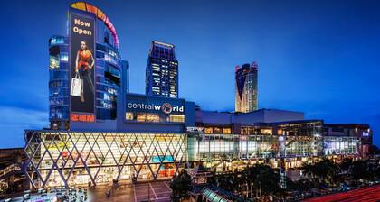 Villa entiĂšre avec piscine et jardin dans le centre de Bangkok