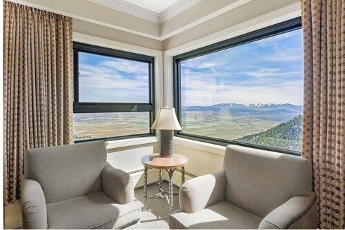Enjoy the Ridge Tahoe Two-Bedroom Lock-Off for a family of 6