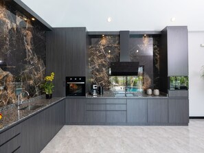 Fridge, microwave, oven, cookware/dishes/utensils - Villa Waree Minuten vom Meer und Strand entfernt by Interhome (Pattaya)