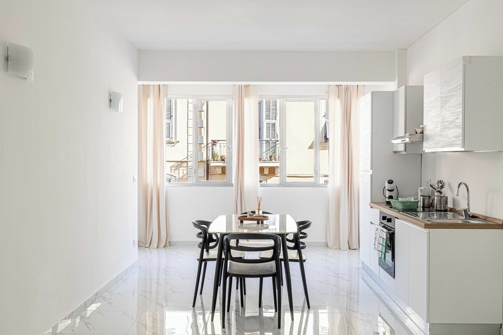 Frigorifero, microonde, forno, piano cottura