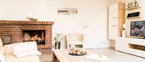 Smart-TV, peis, DVD-spiller og stereoanlegg