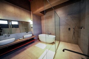 Luxury Studio Suite | Bathroom | Shower, hair dryer, towels, soap