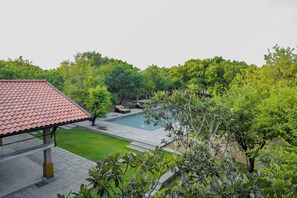 Piscine extérieure, parasols de plage, chaises longues