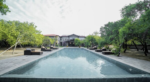 Outdoor pool, open 7:30 AM to 7:00 PM, pool umbrellas, sun loungers - Adaar Kuchchaveli (Trincomalee)