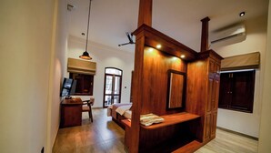 A modern bedroom with a wooden headboard, a desk, and a bed. - Adaar Kuchchaveli (Trincomalee)