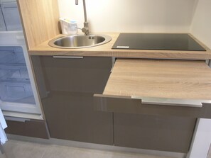 Fridge, oven, cookware/dishes/utensils - Wohnung direkt am Strand by Interhome (Podgora)