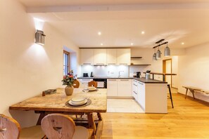 Kylskåp, ugn, spishäll och diskmaskin