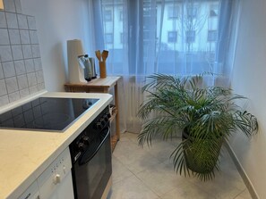 Geladeira, micro-ondas, fogão, cooktop