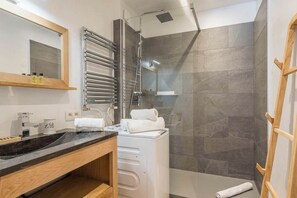Shower, hair dryer, towels - Appartement Champagne Powder, 2 personnes et balcon (Chamonix-Mont-Blanc)