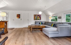 TV - Cozy home in Blåvand with sauna (Blåvand)