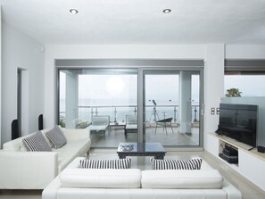 TV, DVD player - Ferienvilla mit Blick auf das Wasser by Interhome (Messonggi)