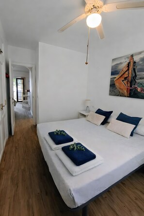 WiFi, bed sheets - Apartment 'Binimar' – Cala en Porter with Shared Pool, Wi-Fi, and Air Conditioning (Cala en Porter)