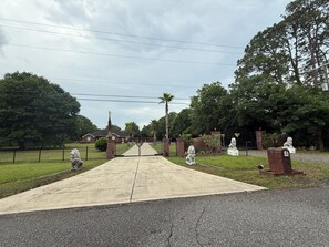 Property grounds - Private Retreat at Gated Estate. 2BD/1BA Suite. (Jacksonville)