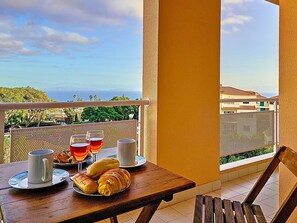 Outdoor dining - Caniço Zentrum Wohnung by Interhome (Madeira/Caniço)