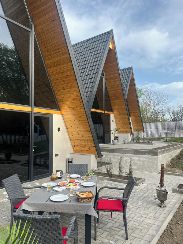 Villa Deluxe - utsikt mot trädgården | Terrass/Patio