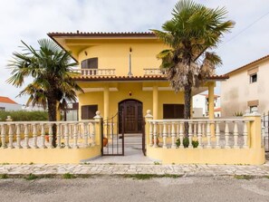 Exterior - Terrassenhaus mit privatem Pool in Nazaré by Interhome (Famalicão)