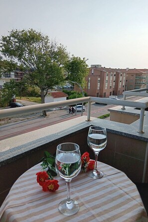 Outdoor dining - Petit Coin à la Plage by Interhome (Ponte de Vagos)