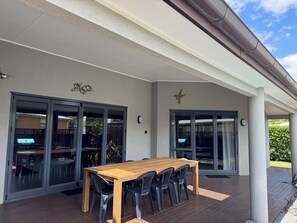 Outdoor dining - Escape to Tranquility - Book your stay at Bowentown Retreat Today. (Bowentown)